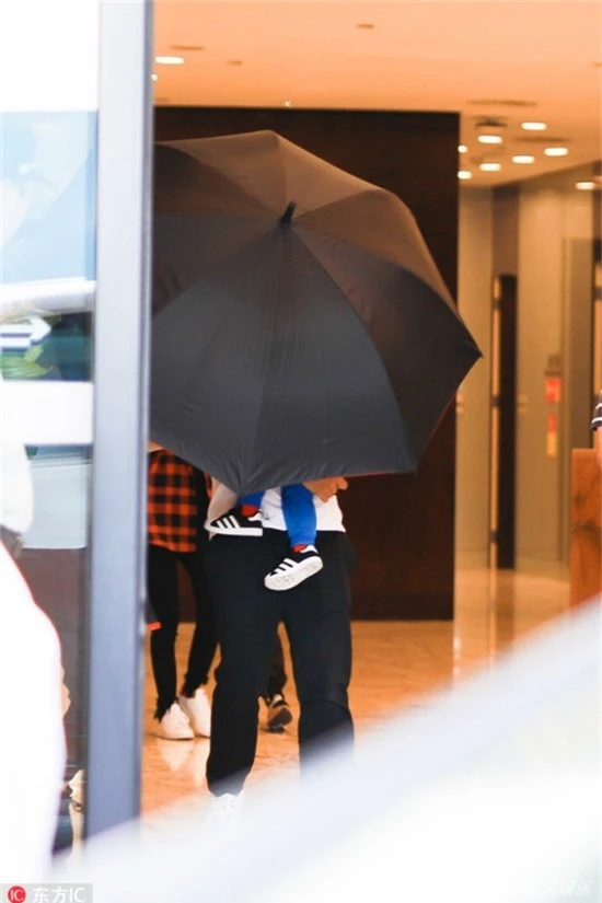Vợ chồng Angelababy ngụy trang cho con trai bằng chiếc ô to - 1