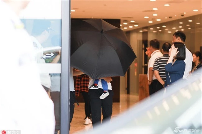 Vợ chồng Angelababy ngụy trang cho con trai bằng chiếc ô to - 2
