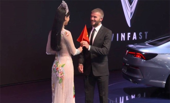 Clip: Tiểu Vy tặng cờ Việt Nam cho David Beckham tại lễ ra mắt xe Vinfast