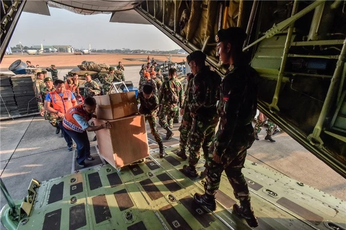 Quân đội Indonesia tại căn cứ không quân Halim Perdanakusuman ở Đông Jakarta đang chuyển hàng tiếp tế lên máy bay hôm 29/9/2018. 