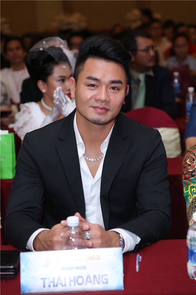 Doanh nhân Thái Hoàng khoe vẻ điển trai, lịch lãm ngồi ghế giám khảo chung kết “Doanh nhân Tài năng”