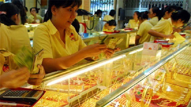 Giá vàng hôm nay (2/10): Vàng giảm xuyên đáy, bán vội thu tiền