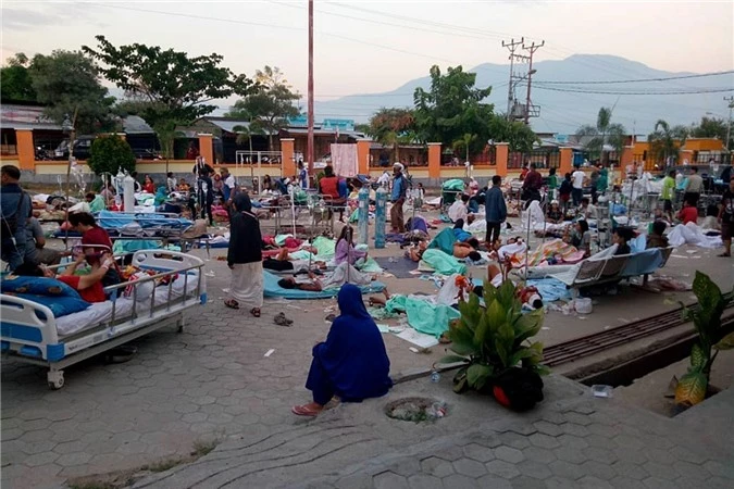 Người dân sống trong cảnh tạm bợ sau thảm họa động đất và sóng thần hôm 28/9. 