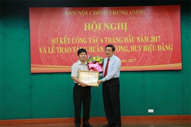 PV Hoài Nam từng được Trưởng ban Nội chính Trung ương Phan Đình Trạc tặng Bằng khen năm 2017 về thành tích chống tham nhũng (ảnh TL)