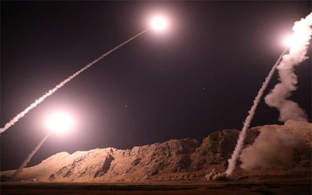 Mỹ "nổi đóa" vì Iran nã tên lửa vào phiến quân Syria