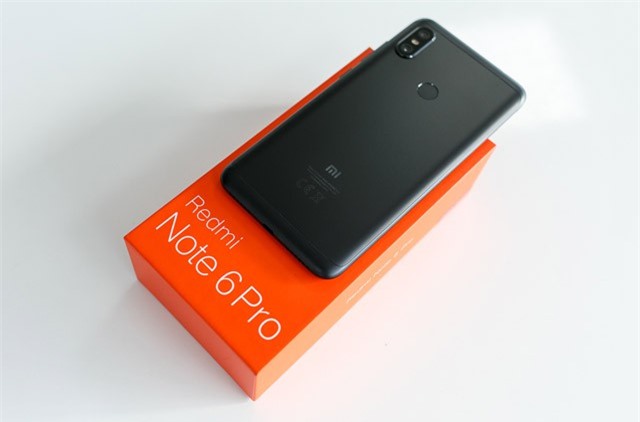 Clip: Mở hộp Xiaomi Redmi Note 6 Pro vừa lên kệ với giá rẻ bất ngờ 