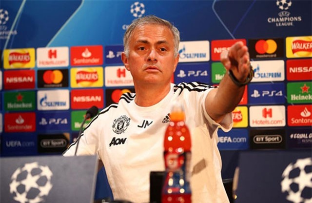 Mourinho chê hàng tiền vệ M.U thiếu sáng tạo