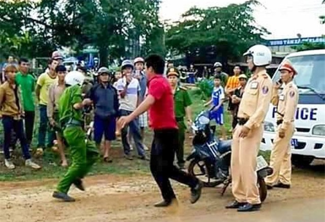 Vi phạm giao thông, 'quái xế' chém 3 công an nhập viện
