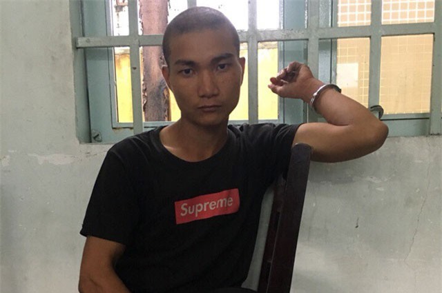 Dùng dao khống chế cướp, còn đòi sàm sỡ nữ công nhân