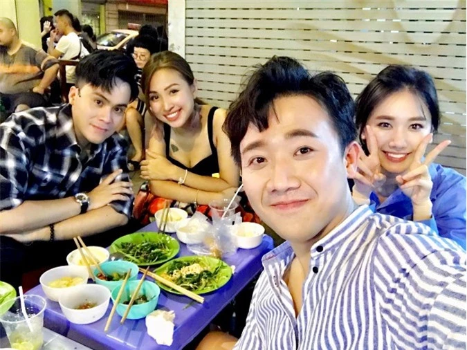 Trấn Thành khoe ảnh selfie vợ chồng anhtụ tập ăn đêm cùng Vân Hugo và MC Thái Dũng.