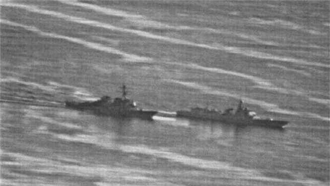 Chùm ảnh tàu chiến Trung Quốc cản mũi chiến hạm Mỹ trên Biển Đông - ảnh 2