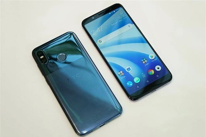 “Trái tim” của HTC U12 Life là vi xử lý Qualcomm Snapdragon 636 lõi 8 với tốc độ tối đa 1,8 GHz, chip đồ họa Adreno 509. RAM 4 GB/ROM 64 GB hoặc RAM 6 GB/ROM 128 GB. Cả 2 phiên bản đều có thể mở rộng dung lượng lưu trữ qua khay thẻ microSD với dung lượng tối đa 512 GB. Hệ điều hành Android 8.1 Oreo, được tùy biến trên giao diện HTC Sense.