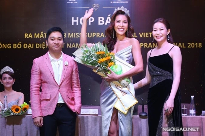 Minh Tú được trao vương miện từ đạo diễn Nguyễn Ngọc Thụy (trái) và bà Hải Dương. Ảnh: Masion de Bil