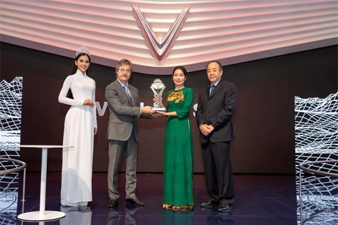 Đại diện của VinFast nhận giải Ngôi sao mới.