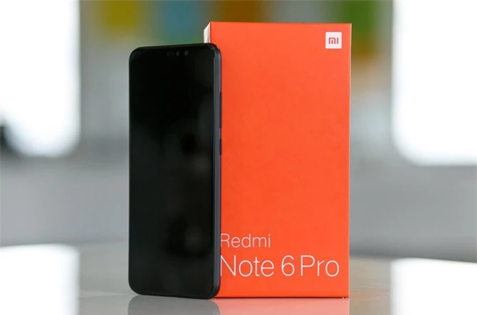 Hộp đựng Xiaomi Redmi Note 6 Pro và thân máy.