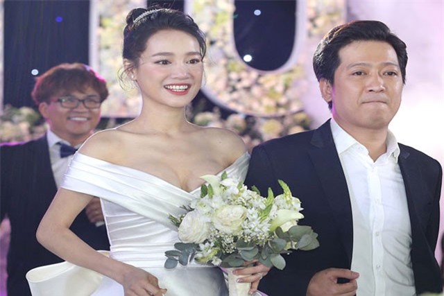 Những sự cố bị váy áo "báo hại" của các mỹ nữ làng giải trí Việt