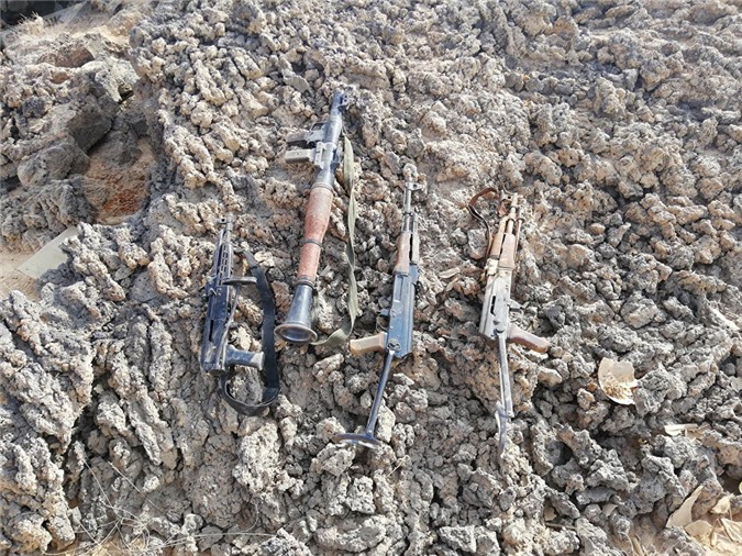 Suy yếu ở Nam Syria, IS bỏ lại vũ khí để thoát thân (Ảnh + Clip)