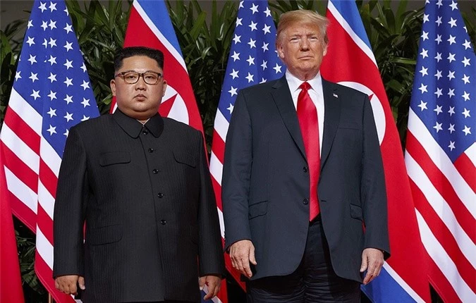 Nhà lãnh đạo Triều Tiên Kim Jong-un (trái) và Tổng thống Mỹ Donald Trump.