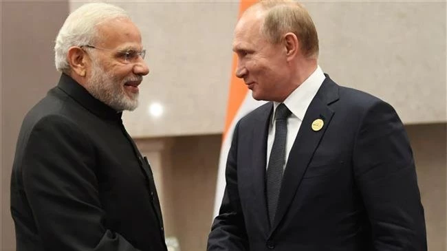Thủ tướng Ấn Độ Narendra Modi (trái) bắt tay Tổng thống Nga Vladimir Putin tại hội nghị thượng đỉnh BRICS lần thứ 10 ở Nam Phi hôm 26/7/2018. (Ảnh: AFP)