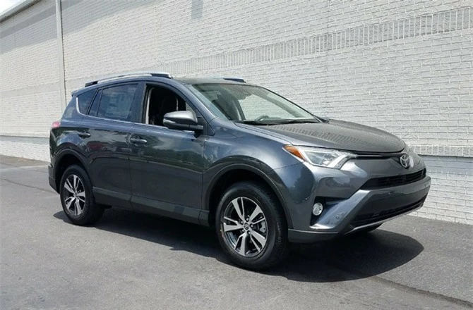 1. Toyota RAV4 (doanh số: 37.440 chiếc).