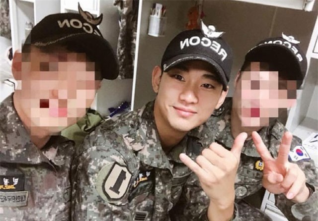 Lộ ảnh của Kim Soo Hyun trong quân ngũ