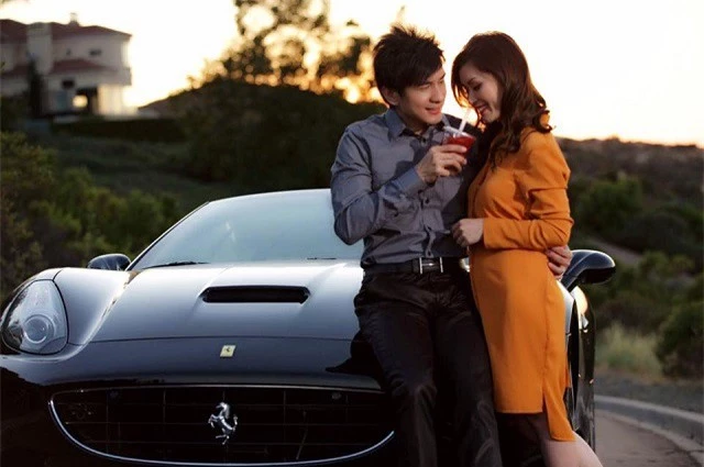 Cặp đôi này còn sở hữu một siêu xe mui trần tuyệt đẹp khác là Ferrari California 