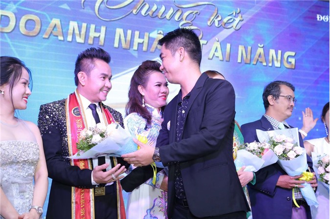 Nam vương Huy Hoàng hoàn thành xuất sắc vai trò Ban giám khảo "Doanh nhân Tài năng 2018"