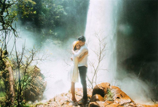 Ảnh cưới lãng mạn bên thác nước của cặp đôi “mối tình đầu”