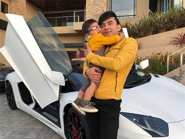 Đan Trường bế con trai đầu lòng Thiên Từ chụp ảnh bên chiếc siêu xe Lamborghini Aventador LP700-4 Roadster 