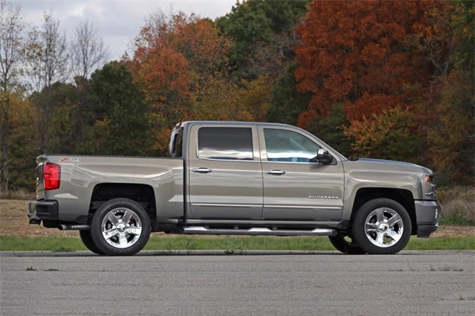 3. Chevrolet Silverado (doanh số: 43.858 chiếc).