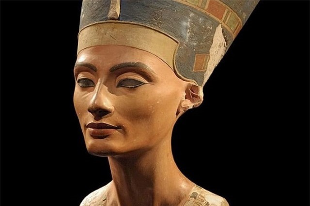 Nữ hoàng Ai Cập Nefertiti tự đầu độc bản thân thế nào?