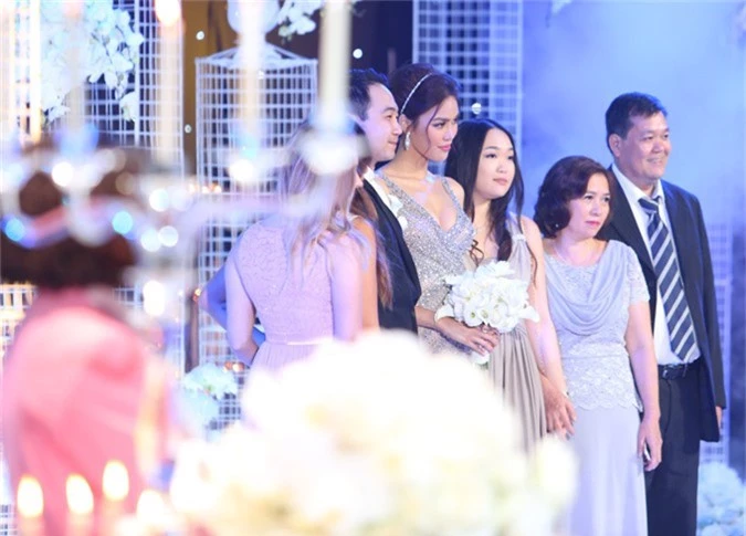 Tối 4/10, Lan Khuê và thiếu gia Tuấn John tổ chức tiệc cưới hoành tráng tại một địa điểm sang trọng ở TP HCM.