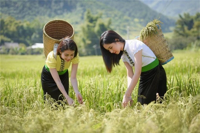 Thu Trang chia sẻ: “Em mặc trang phục của dân tộc Thái khi tham gia chương trình truyền hình về trải nghiệm cuộc sống hàng ngày của các dân tộc miền núi phía Bắc. Bức ảnh được chụp sau khi quay hình”.