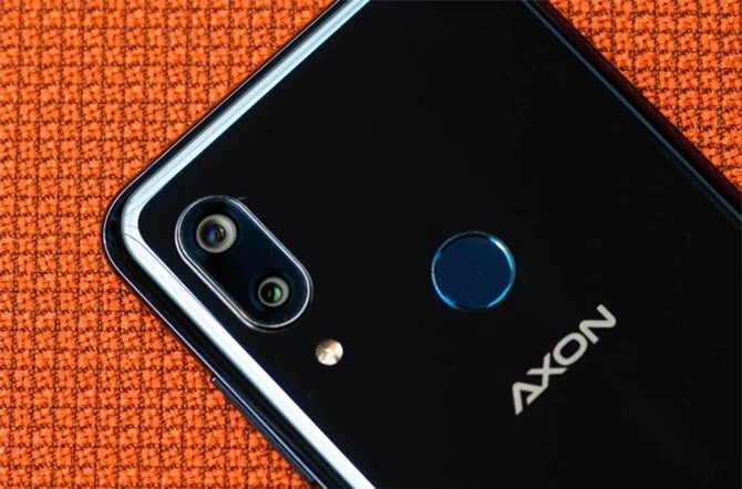 Hai camera sau của ZTE Axon 9 Pro có độ phân giải 12 MP, khẩu độ f/1.75 hỗ trợ lấy nét theo pha, chống rung quang học (OIS) và cảm biến phụ 20 MP. Bộ đôi máy ảnh này được trang bị đèn flash LED kép, quay video 4K. 