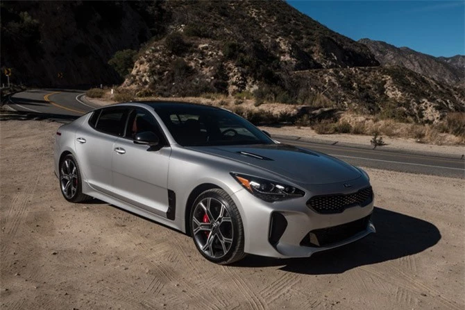 =1. Kia Stinger GT 2018 (điểm số 7/10).