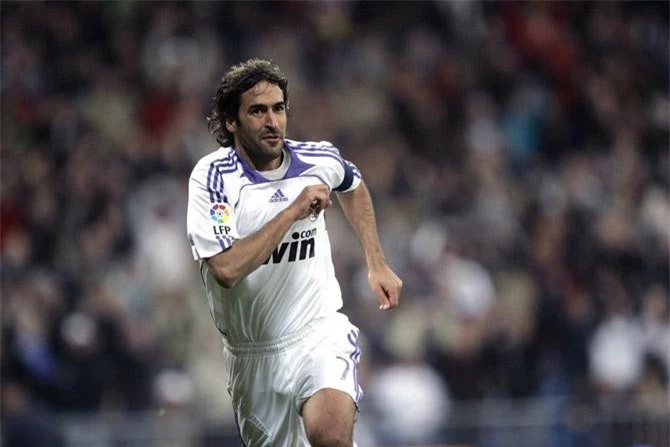 3. Raul Gonzalez (Real Madrid, Schalke 04; 71 bàn).