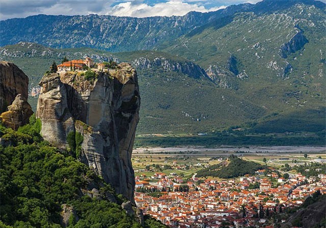 Thót tim trước những ngôi nhà nằm cheo leo trên vách núi, tưởng chừng như sắp rơi