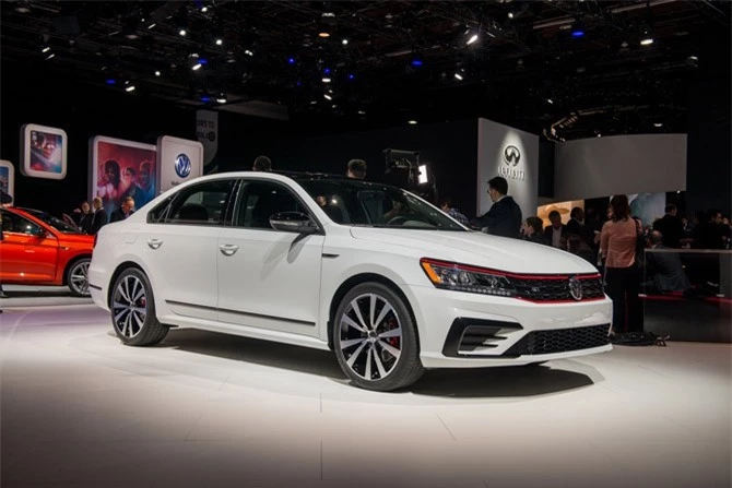 =7. Volkswagen Passat GT 2018 (điểm số 5,7/10).