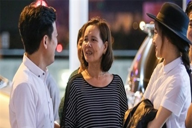 Tr&#x1EA5;n Th&#xE0;nh, Tr&#x1B0;&#x1EDD;ng Giang l&#xE0;m r&#x1EC3; s&#x1B0;&#x1EDB;ng nh&#x1B0; ti&#xEA;n, m&#x1EB9; v&#x1EE3; ch&#x103;m s&#xF3;c h&#x1EBF;t m&#x1EF1;c