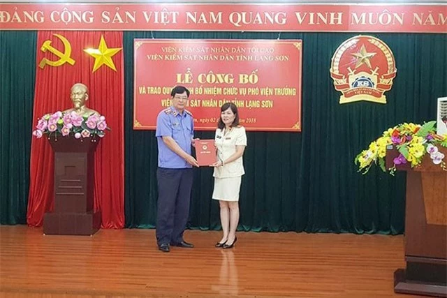 Bà Hồ Ngọc Bích (bìa phải) nhận Quyết định bổ nhiệm từ lãnh đạo Viện KSND tối cao. Ảnh: KS