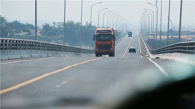 Cận cảnh cầu Văn Lang 1.460 tỉ bắc qua sông Hồng trước ngày thông xe - ảnh 9