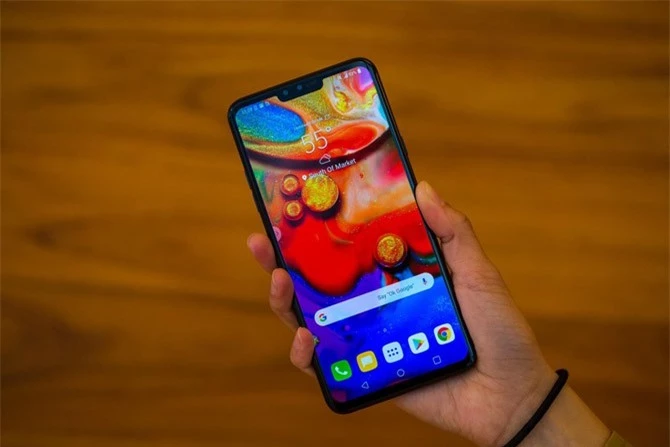 LG V40 ThinQ được trang bị màn hình OLED 6,2 inch với độ phân giải 2K Plus (3.120x1.440 pixel) cho mật độ điểm ảnh 537 ppi. Màn hình này tích hợp công nghệ Dolby Vision/HDR10, chia theo tỷ lệ 18:9, tính năng Always-on.