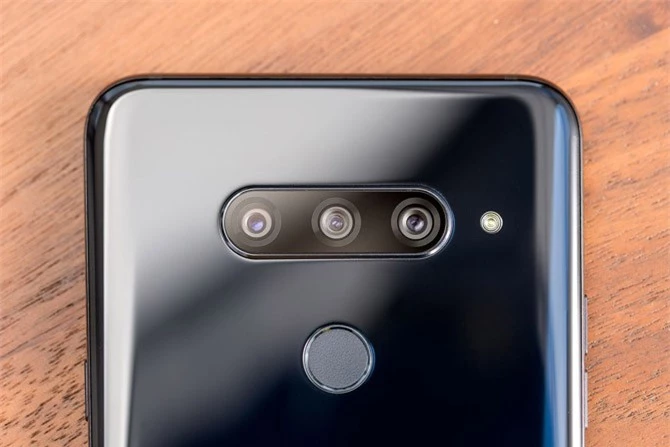 Điểm nhấn đáng chú ý nhất của LG V40 ThinQ là việc nó sở hữu tới 5 camera. Trong đó, 3 ống kính phía sau có độ phân giải 12 MP, khẩu độ f/1.5, hỗ trợ lấy nét theo pha, lấy nét bằng laser, chống rung quang học (OSI) 3 trục. Cảm biến thứ 2 có độ phân giải 16 MP, f/1.9 cho phép chụp ảnh góc rộng. Ống kính thứ 3 độ phân giải 12 MP, f/2.4 là cảm biến tele giúp zoom quang học 2x, lấy nét theo pha, OIS. 3 máy ảnh sau của LG V40 ThinQ được trang bị đèn flash LED, quay video 4K. 