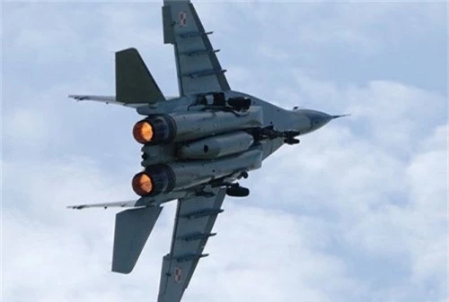MiG-29 của Nga rơi trong khi hạ cánh khẩn cấp gần Moscow  - Ảnh 1