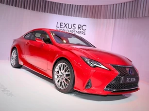 Clip: Cận cảnh Lexus RC 300h 2019 vừa ra mắt