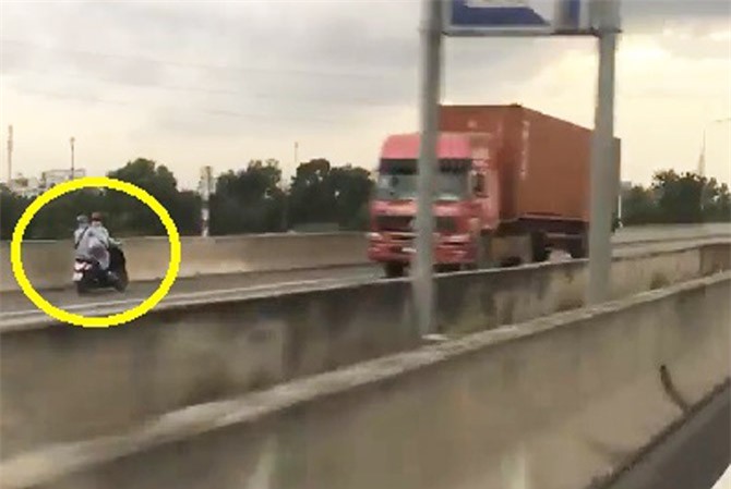 Clip: Hai phụ nữ phóng xe ngược chiều trên cao tốc Long Thành - Dầu Giây