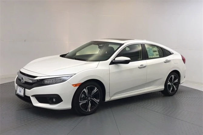 10. Honda Civic 2018 (giá khởi điểm phiên bản sedan: 19.350 USD, phiên bản hatchback: 20.150 USD, phiên bản coupe: 19.350 USD).