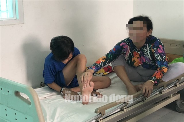 Đang nằm xem tivi, bé 12 tuổi bị rắn lục dài gần 1m cắn