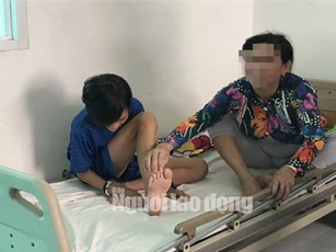 Đang nằm xem tivi, bé 12 tuổi bị rắn lục dài gần 1m cắn