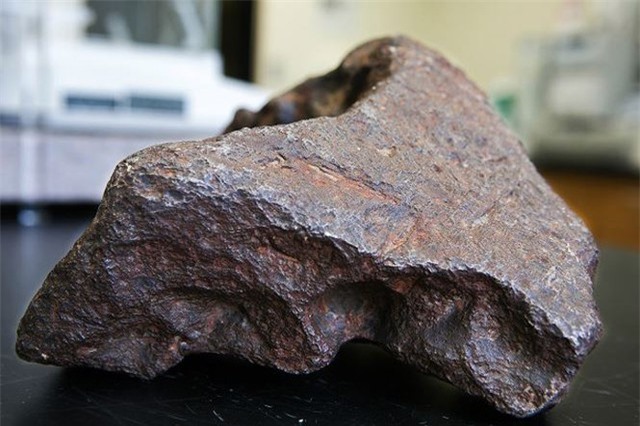 Dùng viên thiên thạch trị giá hơn 100.000 USD để... chặn cửa